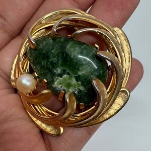 Elegant Vintage gold tone brooch green stone
